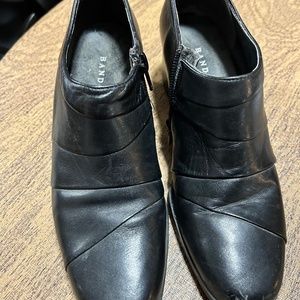 Women Bandalino shoes size 6